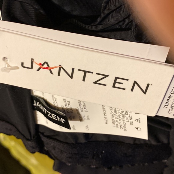 New with tags Jantzen Glamour Maillot Cap-Sleeve One-Piece Swimsuit Black 22W - Picture 10 of 16